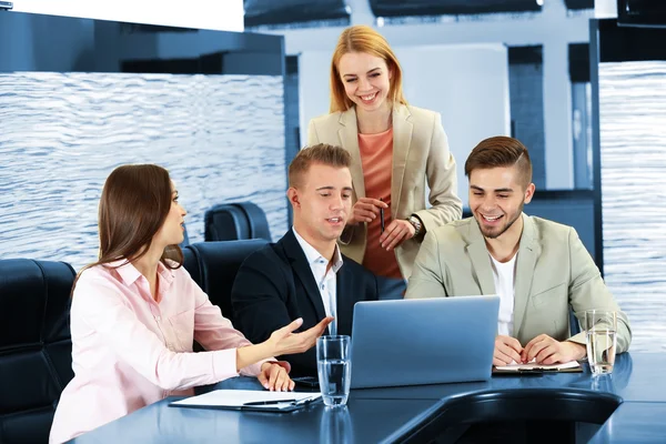 Uomini Affari Che Lavorano Sala Conferenze — Foto Stock