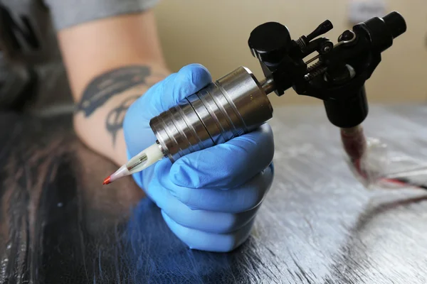 Tattoo artist at work — Stock Photo, Image