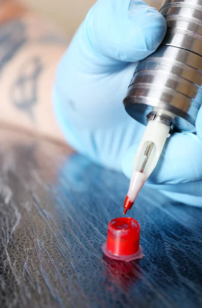 Tattoo kunstenaar op het werk — Stockfoto