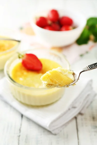 Creme Brulee Dessert mit frischen Erdbeeren und Minzblättern, auf farbigem Holzhintergrund — Stockfoto