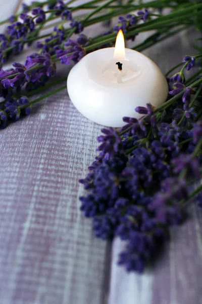 Kerzen mit Lavendelblüten — Stockfoto