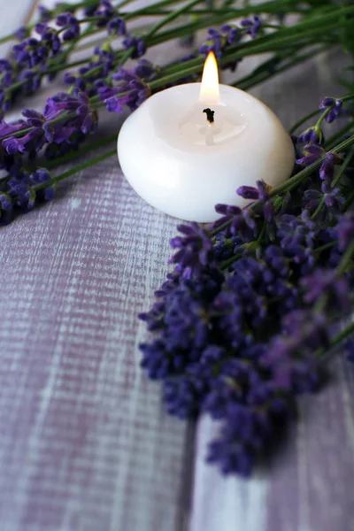 Velas com flores de lavanda — Fotografia de Stock