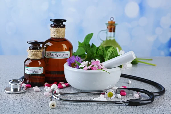 Alternatív gyógyászat gyógynövény és sztetoszkóp — Stock Fotó