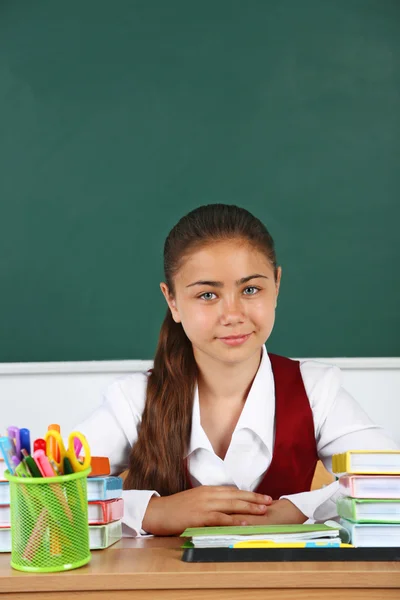 Όμορφη μικρή μαθήτρια στην τάξη κοντά σε μαυροπίνακα — Φωτογραφία Αρχείου