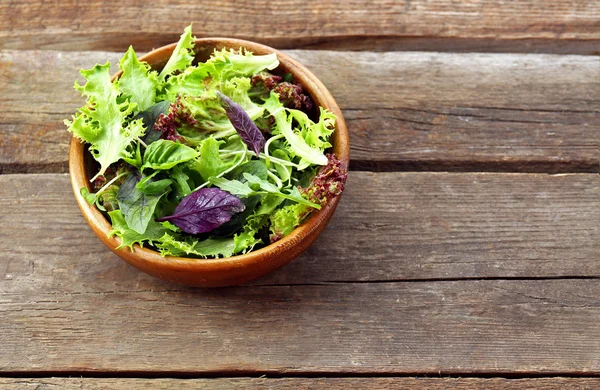 木製テーブルの上にボウルに新鮮なサラダをクローズ アップ — ストック写真