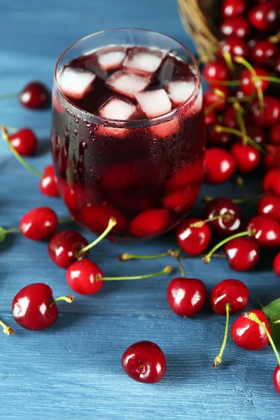 Glas frischen Saft mit Kirschen auf Holztisch aus nächster Nähe — Stockfoto