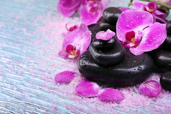 Orquídea violeta y piedras zen — Foto de Stock