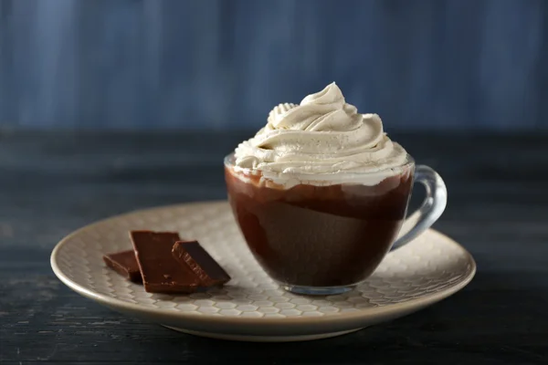 Taza de café con crema sobre fondo de madera de color — Foto de Stock