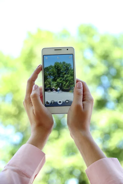 Tomar fotos de la naturaleza con un teléfono inteligente — Foto de Stock