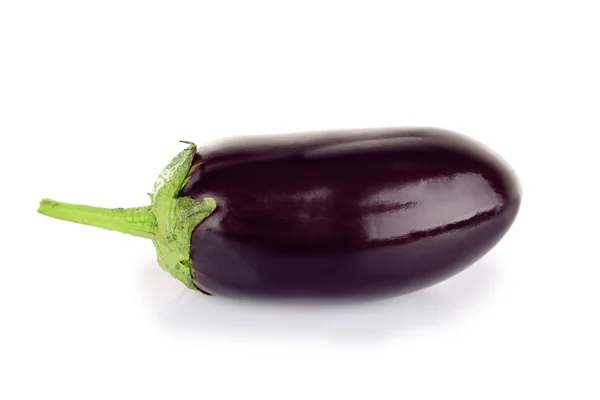 Färska aubergine isolerad på vit — Stockfoto