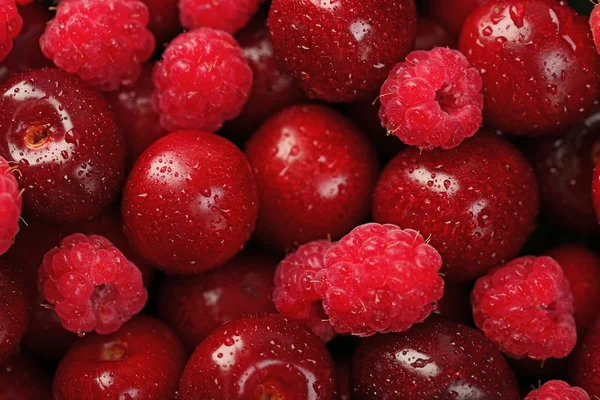 Sweet cherries and raspberries, close-up — Stock Photo, Image