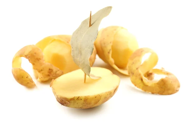Patatas jóvenes con hoja de laurel aislada sobre blanco —  Fotos de Stock