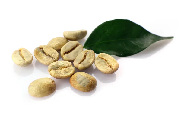 Heap of green coffee beans with leaf isolated on white — Stock Photo, Image