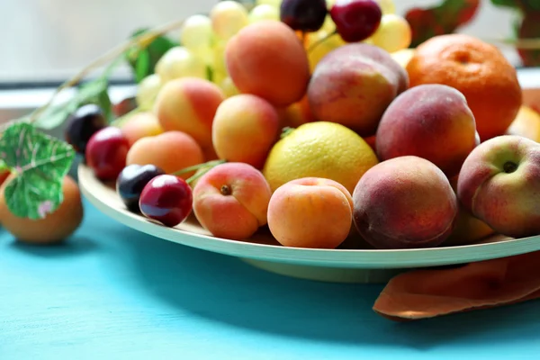 Hoop van vers fruit op de vensterbank — Stockfoto