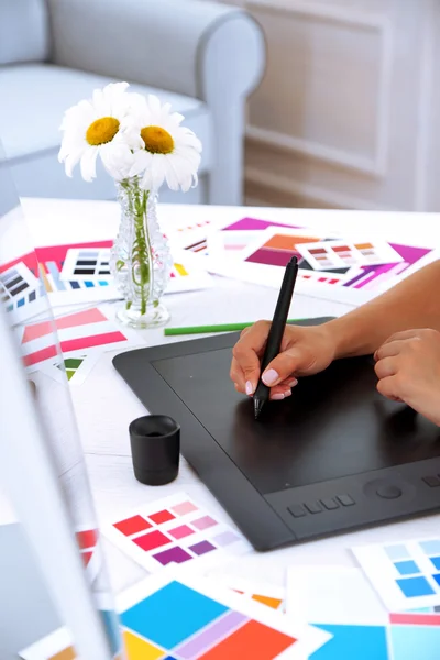 Artist drawing on graphic tablet — Stock Photo, Image