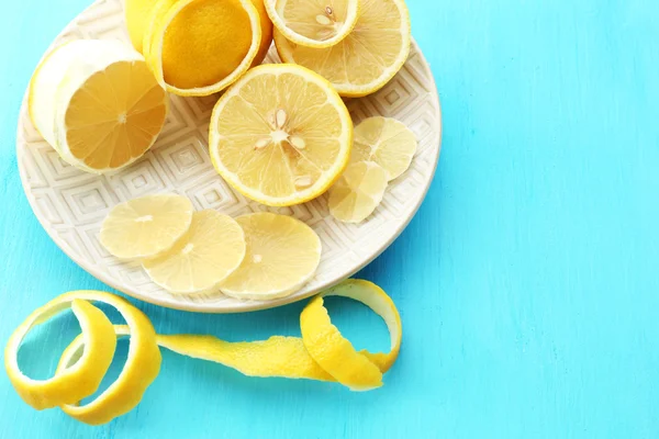 Limoni maturi sul tavolo di legno da vicino — Foto Stock