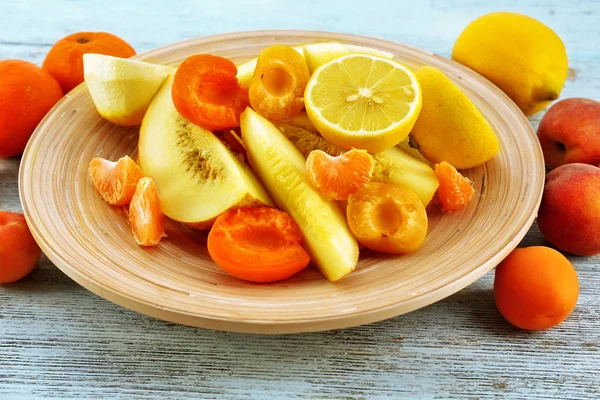 Heap of fresh fruits on wooden table close up — Stock Photo, Image