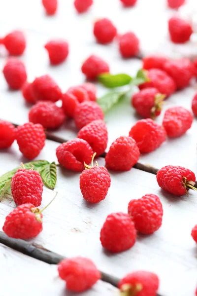 Fresh raspberries on wooden table, closeup — Stock Photo, Image