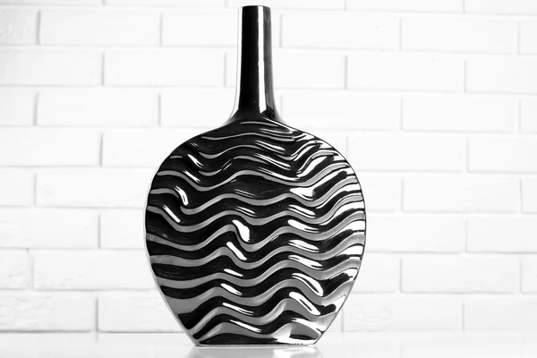 Moderne Vase auf dem Boden im Zimmer — Stockfoto