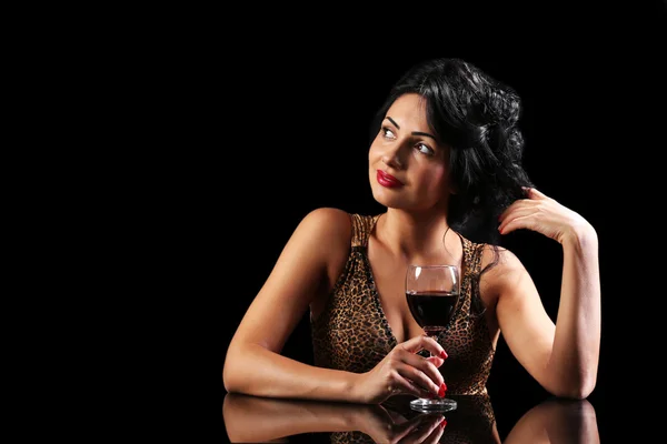 Bella giovane donna con bicchiere da vino su sfondo nero — Foto Stock