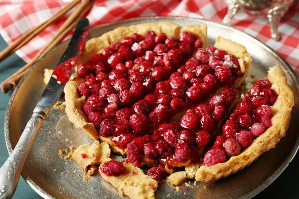 Tarte aux framboises sur plateau, gros plan — Photo