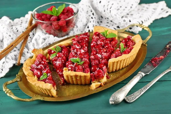 Tart tepsi, ahududu ile parçası yakın çekim — Stok fotoğraf