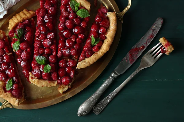 Pièce de tarte aux framboises sur plateau, gros plan, sur fond de bois couleur — Photo