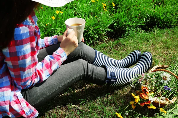 Mujer joven con taza de café — Foto de Stock