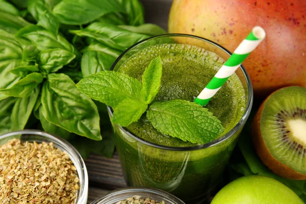 Succo sano verde con frutta ed erbe sul tavolo da vicino — Foto Stock