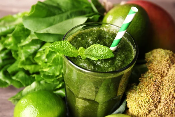 Groene gezond vruchtensap met groenten en fruit close-up — Stockfoto