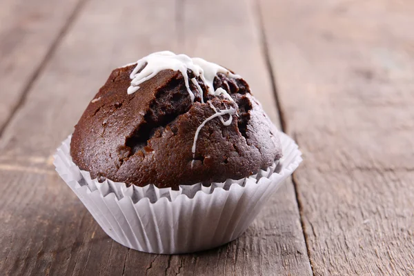Läcker choklad cupcake på träbord nära håll — Stockfoto