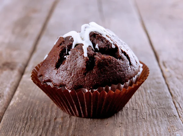 Delicioso cupcake de chocolate en la mesa de madera de cerca — Foto de Stock