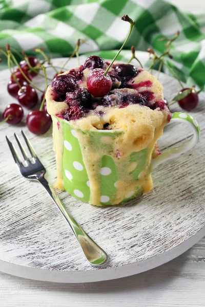 Kiraz tablo ile lezzetli puding yakın çekim — Stok fotoğraf