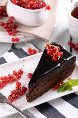 Lezzetli çikolatalı kek çilek ile