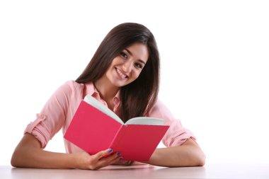 Genç kız üzerinde beyaz izole kitap okuma 