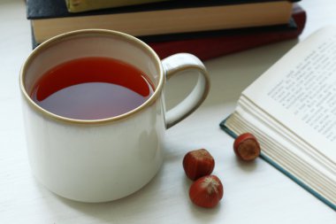 Kitaplı bir fincan çay.