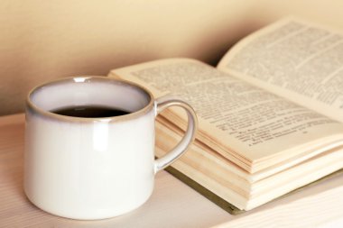 Kitaplı bir fincan çay.