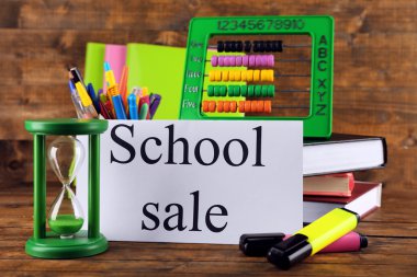 Okul malzemeleri satış, ışık duvar arka plan üzerinde