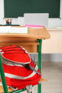 Sınıfta bıçakla sırt çantası, yakın çekim. Çocuk suçluluğunun