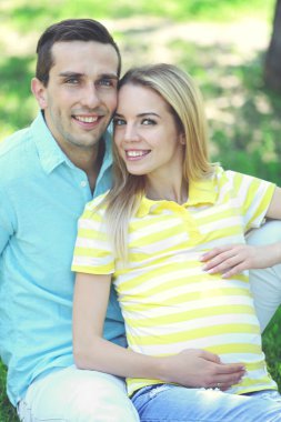 Kocası olan hamile bir kadın.