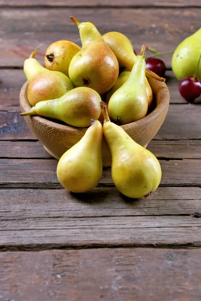 熟した梨とチェリーの木製のテーブルをクローズ アップ — ストック写真