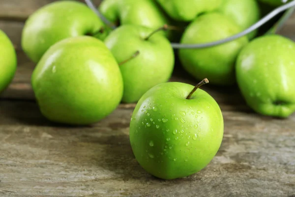 Rijpe groene appel in metalen emmer op houten tafel close-up — Stockfoto