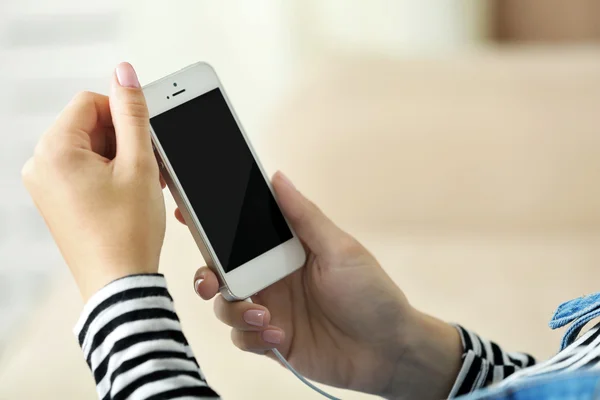 Smartphone de música en mano femenina — Foto de Stock
