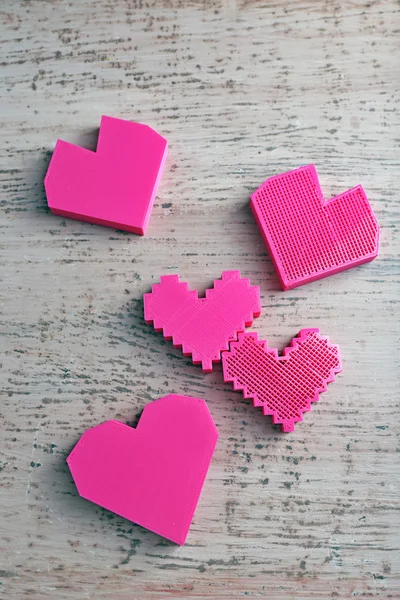 Corazones de plástico sobre fondo de madera —  Fotos de Stock