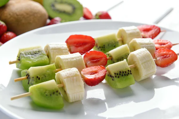 Taze meyve şiş masada, closeup plaka üzerinde