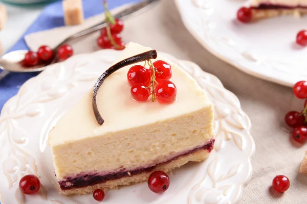 Leckerer Käsekuchen mit Beeren — Stockfoto