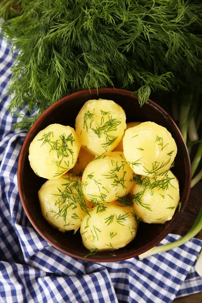 Вареный картофель с зеленью в миске — стоковое фото