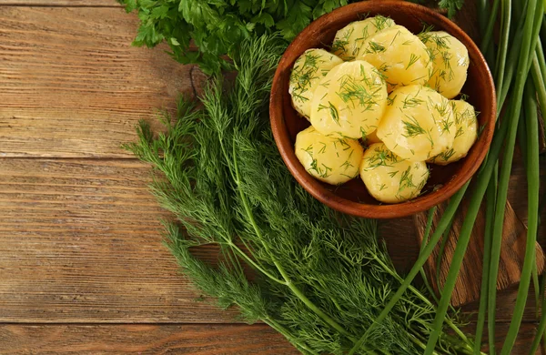 Pommes de terre bouillies avec légumes verts dans un bol — Photo