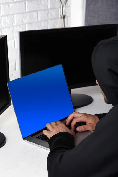 Hacker con laptop — Foto Stock