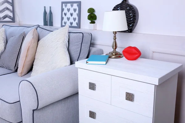 Hermoso salón moderno con sofá gris — Foto de Stock